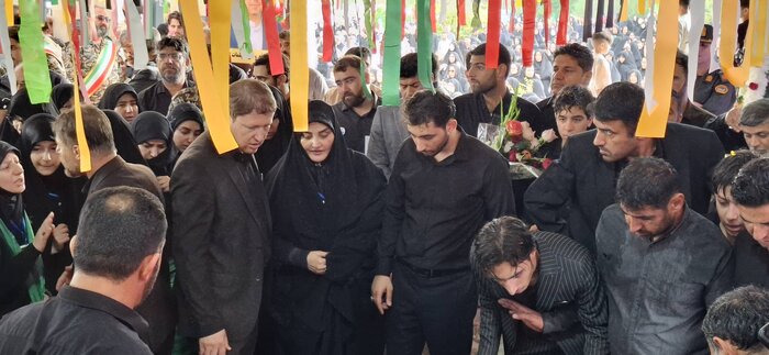 دیپلمات شهید دشتستانی خاکسپاری شد