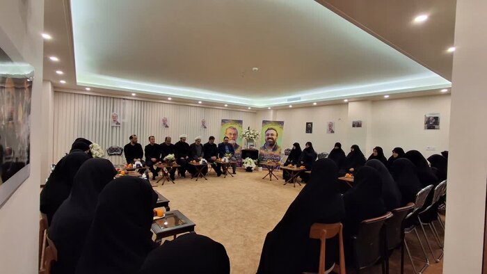 حضور معاون رییس جمهور در تجمعات شبانه قم و دیدار با خانواده شهیدان جنگ رمضان