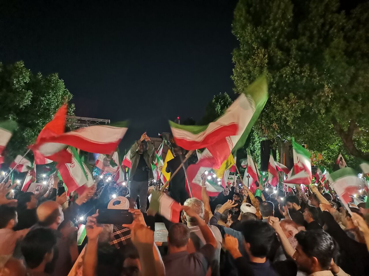برپایی میز خدمت در تجمع شبانه پردیسی‌ها