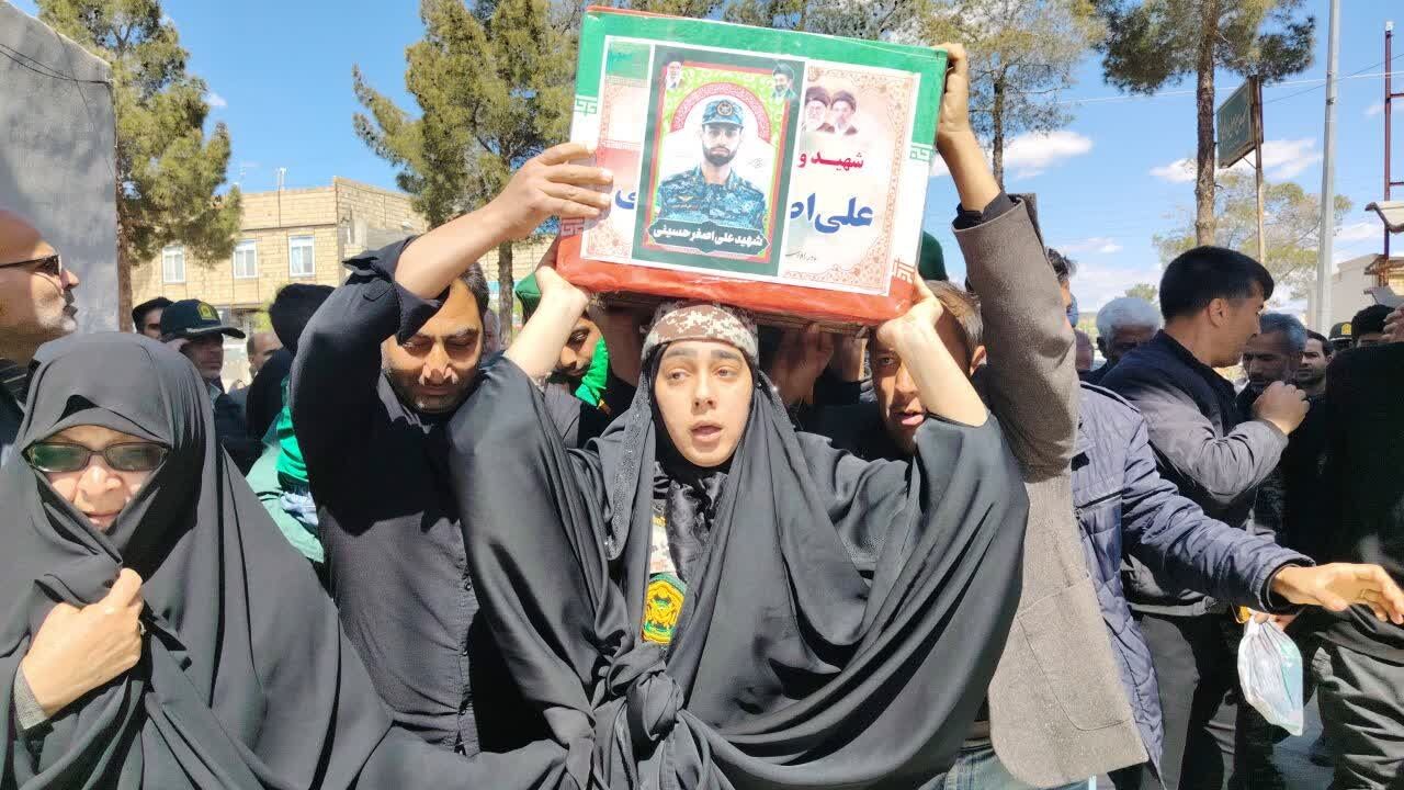 تشییع پیکر شهید جنگ رمضان در فردوس؛ صلابت همسر شهید در مراسم بدرقه تشییع پیکر شهید جنگ رمضان در فردوس؛ صلابت همسر شهید در مراسم بدرقه