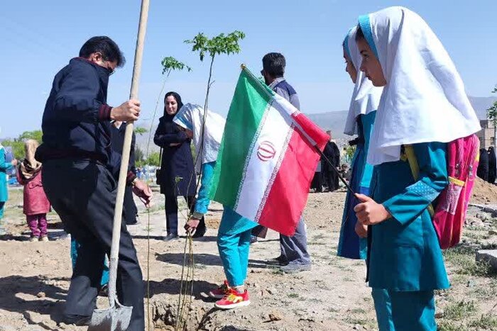 کاشت ۱۲۰۰ نهال در خراسان جنوبی به یاد «امام شهید امت»/ پویش «سرو ایران» در ایستگاه چهلم