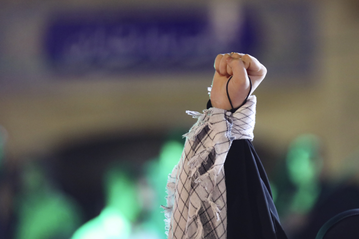مشت گرهکرده رهبر شهید خط بطلان بر هیمنه استکبار