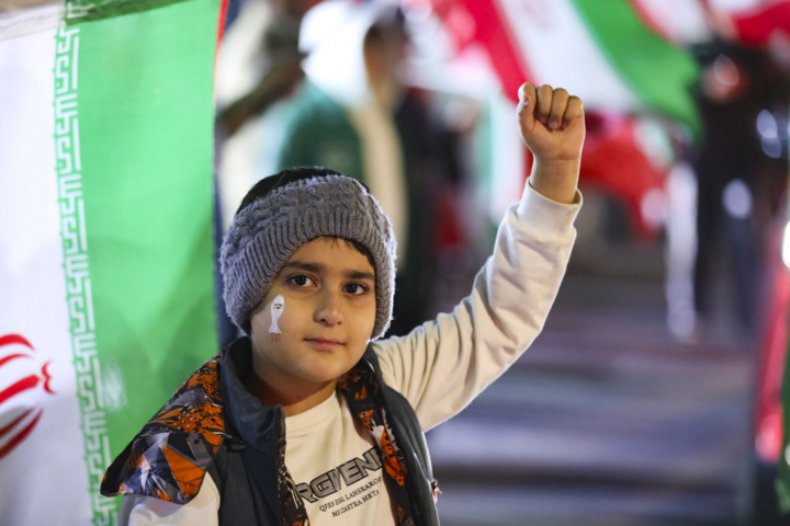 مشت گرهکرده رهبر شهید خط بطلان بر هیمنه استکبار