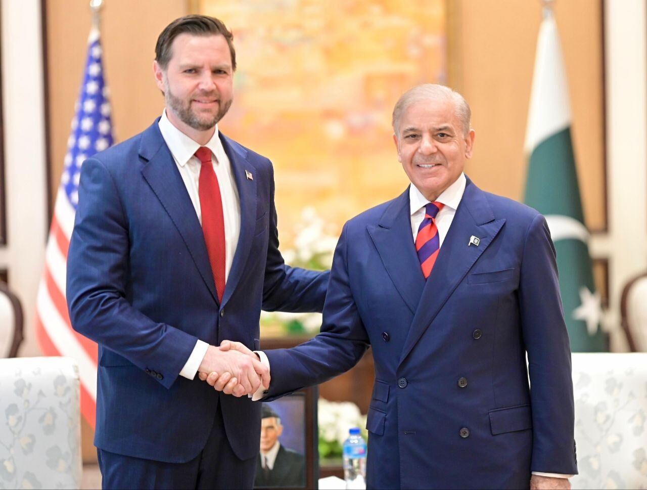 شریف در دیدار با ونس: مشتاق به تسهیل طرفین مذاکرات به سوی صلح پایدار هستیم شریف در دیدار با ونس: مشتاق به تسهیل طرفین مذاکرات به سوی صلح پایدار هستیم