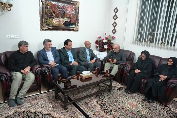 دیدار استاندار کرمانشاه با خانوادههای آتشنشان شهید و دانشجوی شهیده