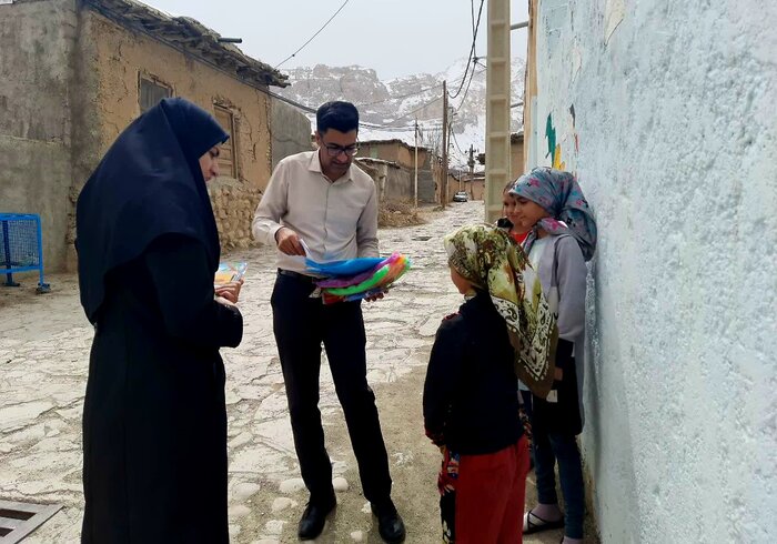 توزیع بستههای درسی برای دانشآموزان روستایی فاقد اینترنت در سمیرم