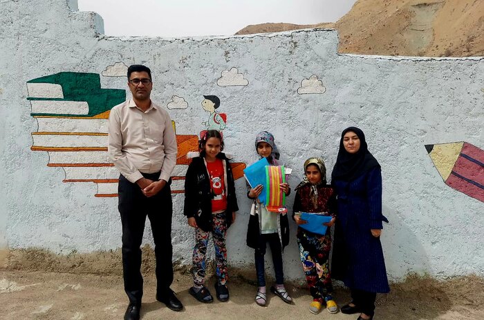 توزیع بستههای درسی برای دانشآموزان روستایی فاقد اینترنت در سمیرم