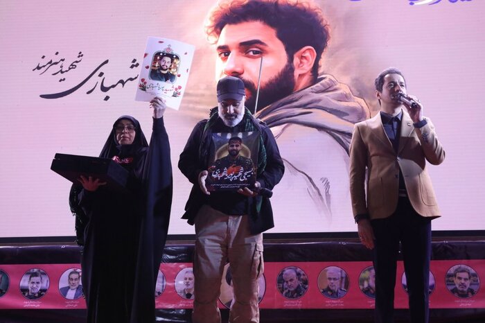 دوازدهمین «هفته هنر انقلاب اسلامی» در میدان ولیعصر تهران پایان یافت/گرامیداشت شهدای هنرمند