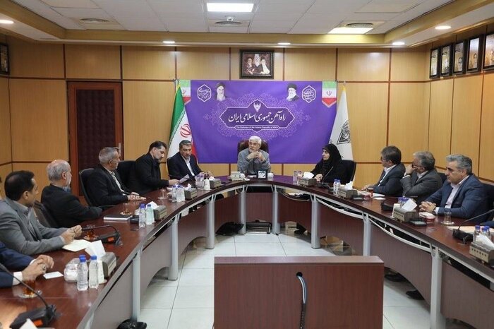 عارف: مدیریت تنگه هرمز با ایران است؛ یا در میز مذاکره یا در میدان حقمان را تثبیت میکنیم