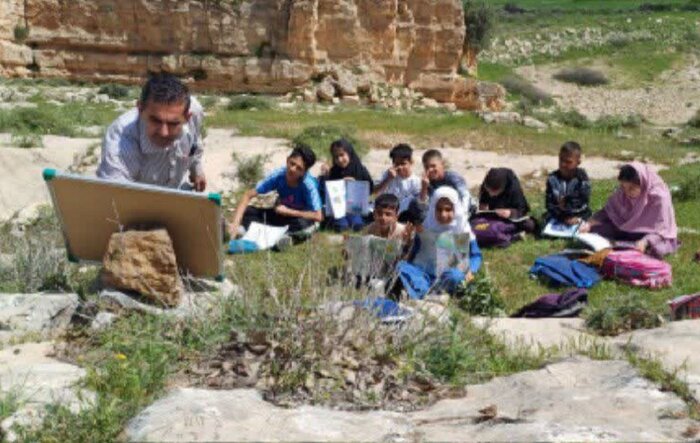 مشق ایستادگی؛ از خانههایی که مدرسه شدند تا آموزگارانی که به دل کوه زدند