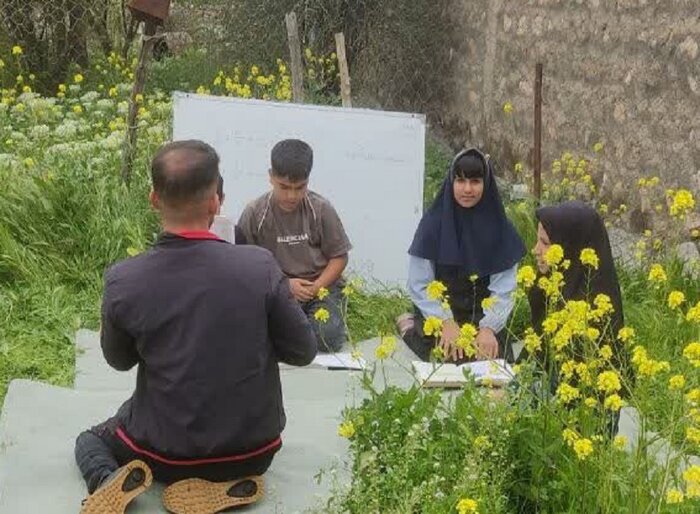 مشق ایستادگی؛ از خانه‌هایی که مدرسه شدند تا آموزگارانی که به دل کوه زدند