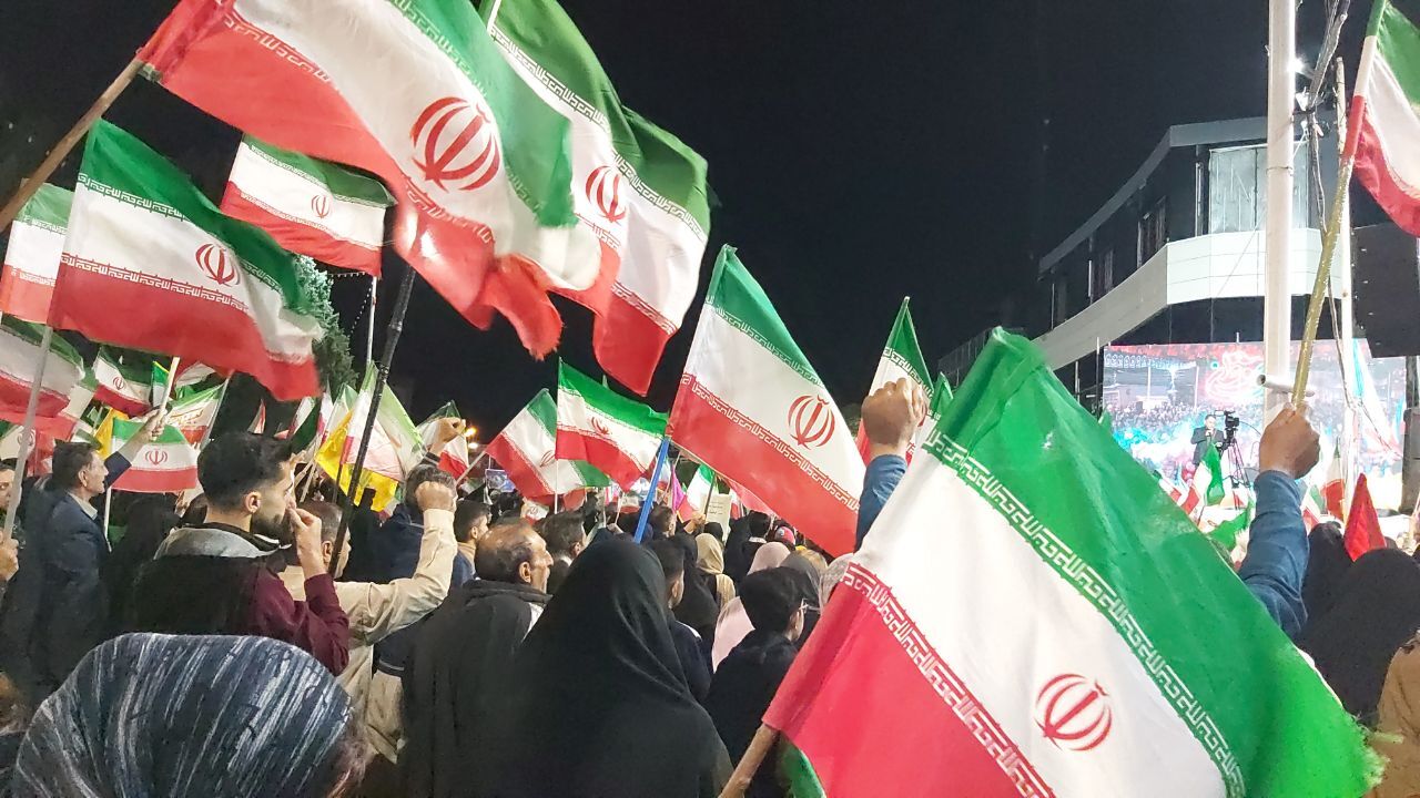 حماسه‌آفرینی شبانه اهالی کرمان از کوچه تا میدان؛ همه به خیابان آمده‌اند