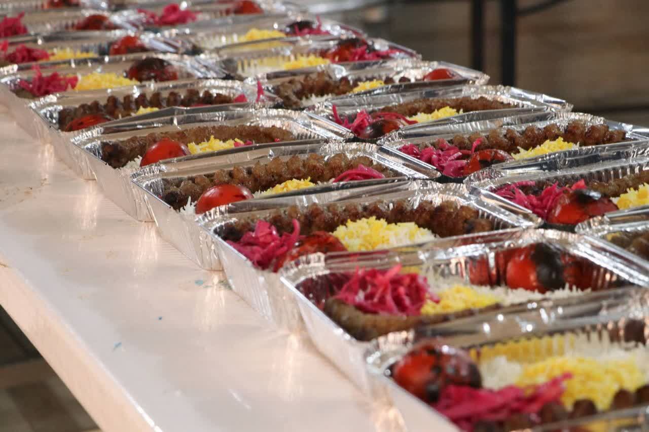 توزیع بیش از ۲۰ هزار پرس غذای گرم و بسته معیشتی میان نیازمندان هرمزگان در قالب ایران همدل