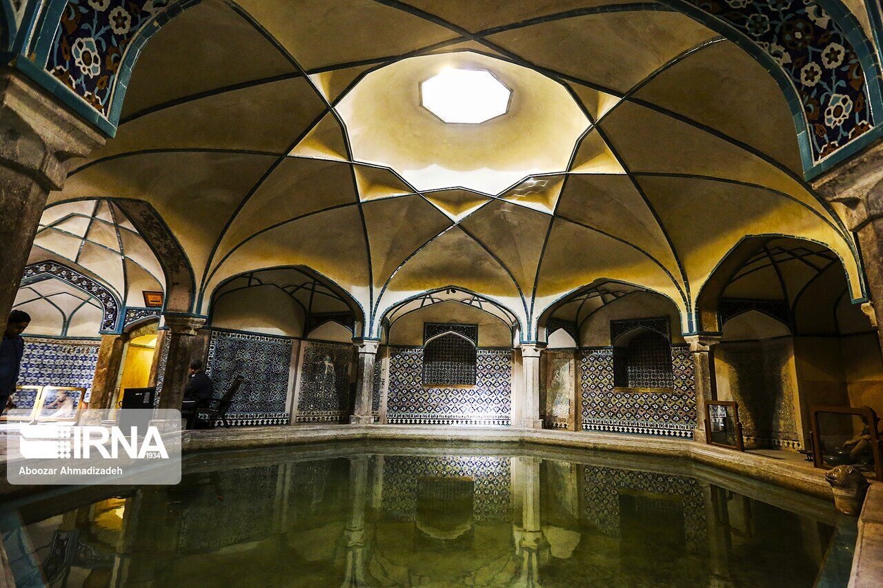 حمام تاریخی گنجعلی‌خان کرمان در وضعیت هشدار؛ ریزش کاشی‌های ۴۰۰ ساله