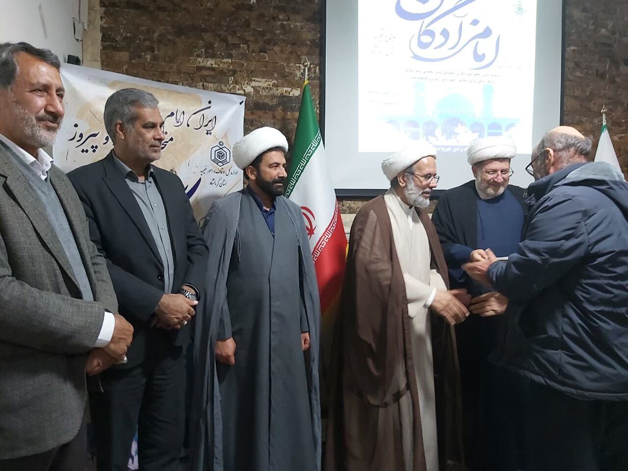 متولیان امامزادگان و بقاع متبرکه استان کرمانشاه تجلیل شدند