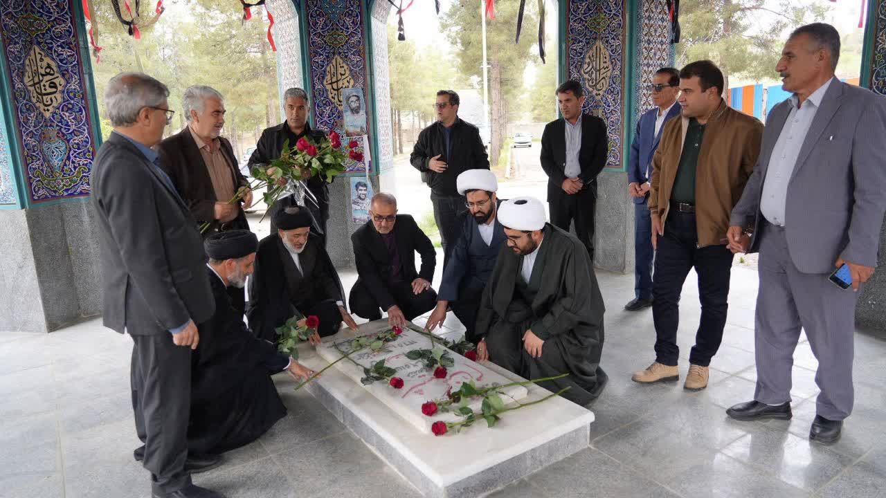مشاور رییس‌جمهور به مقام شامخ شهدای کهگیلویه و بویراحمد ادای احترام کرد