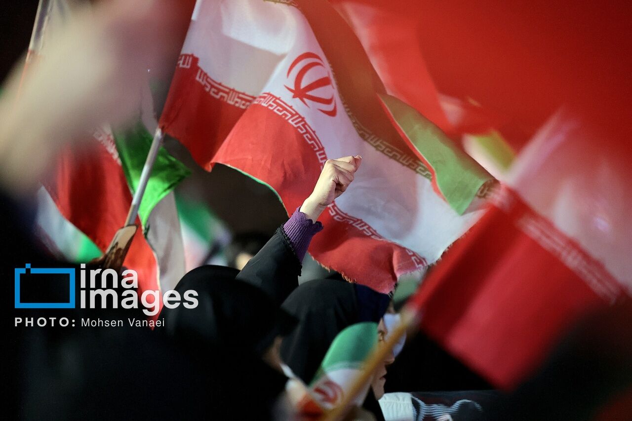 شبی که پرچم داران در باد ایستادند؛ تند باد حریف مردم آذربایجان غربی نشد