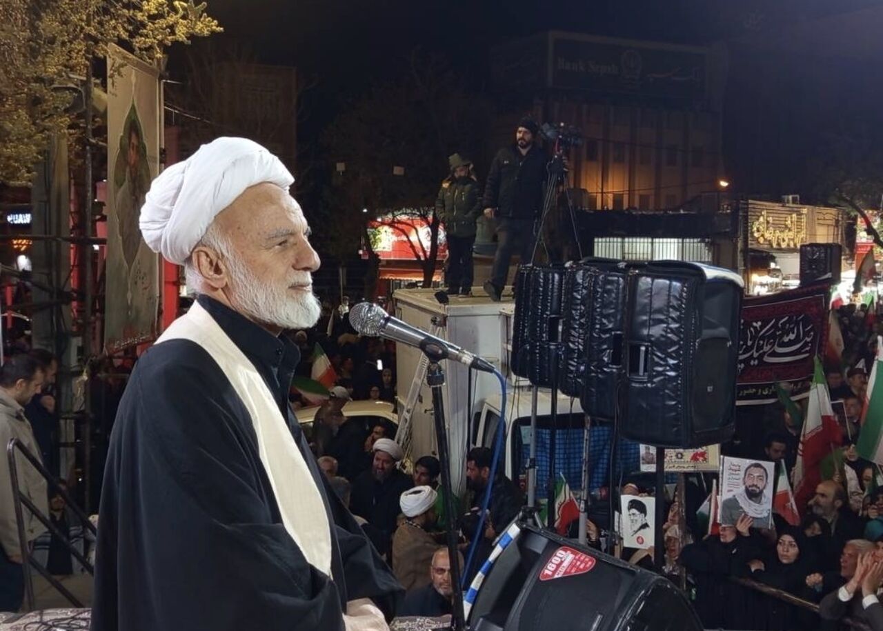 نماینده ولی فقیه در استان مرکزی: ملت ایران تا تحقق اهداف نظام ایستاده است