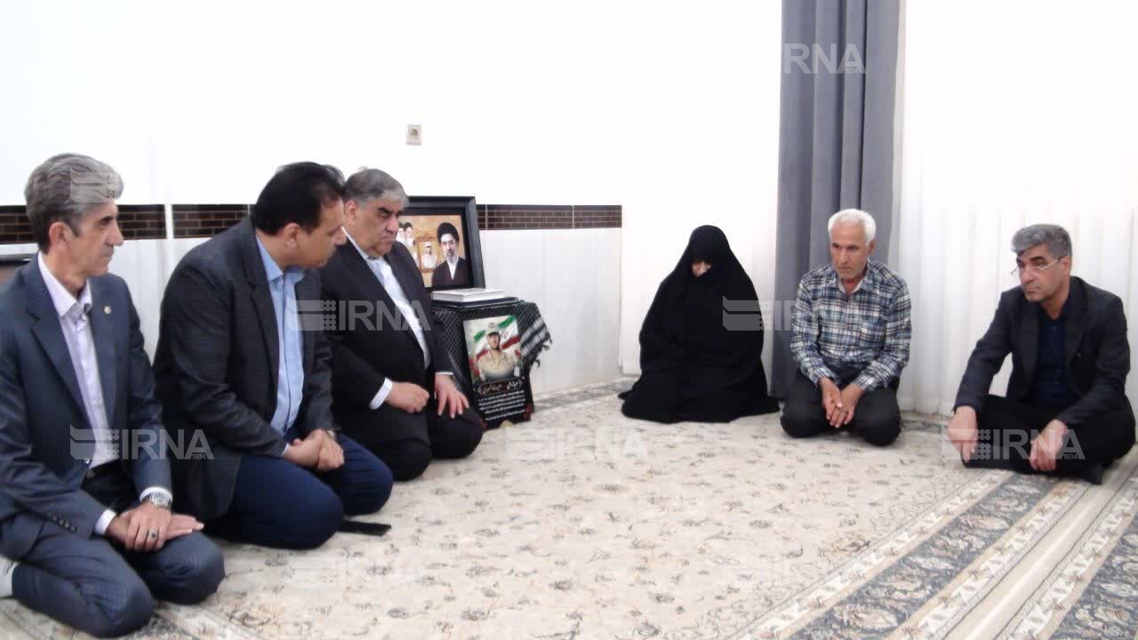 تجلیل رییس فراکسیون ایثارگران مجلس شورای اسلامی از خانواده‌های شهدای گیلانغرب