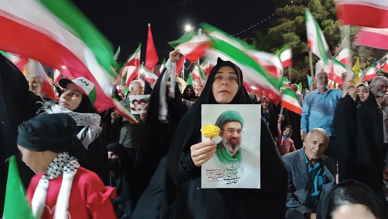 شب شصت‌ویکم؛ نمایش پرشور اقتدار و وفاداری ملی در خیابان‌های کرمان + فیلم