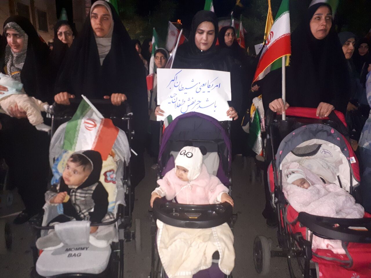 فیلم؛ حضور مادران و کودکان در اجتماعات مردمی شهرکرد به عشق وطن