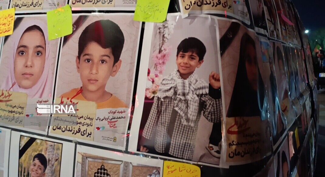 کفش‌های جامانده؛ روایتی هنری برای زنده نگه‌داشتن یاد شهدای مدرسه شجره طیبه میناب