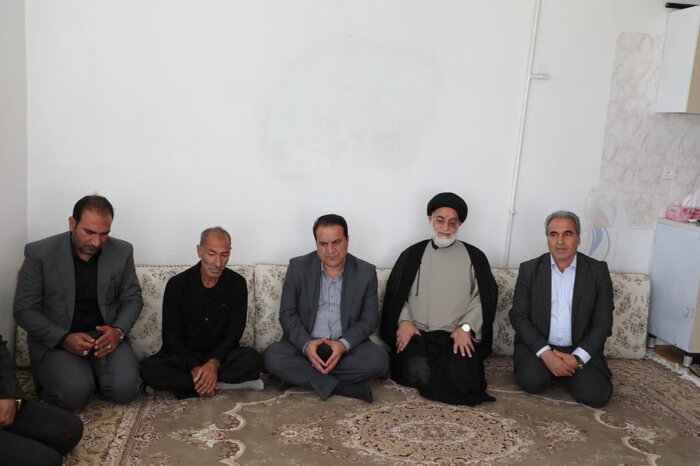 دیدار استاندار ایلام با خانوادههای شهدای جنگ تحمیلی سوم در ایوان