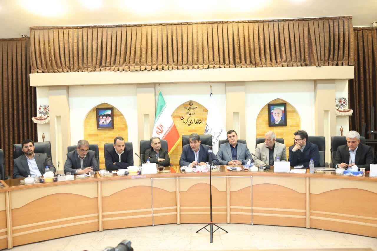 انتقاد از آب‌فروشی کشاورزان به معادن، وضع بد جاده‌ها و افزایش قیمت شن و ماسه در کرمان