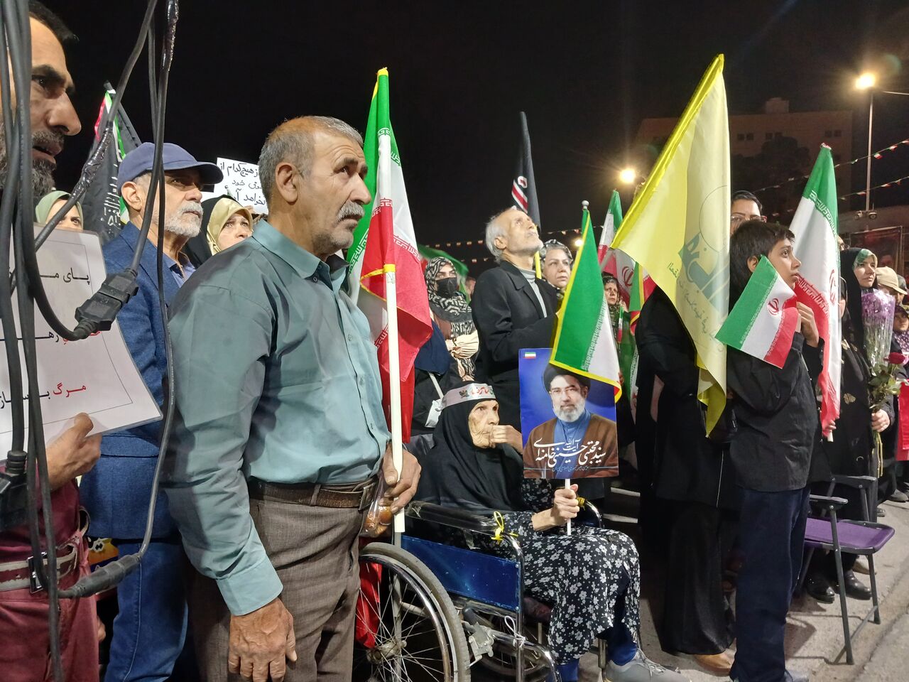 میدان‌داری معلمان در سنگر خیابانی ۱۲ اردیبهشت شیراز