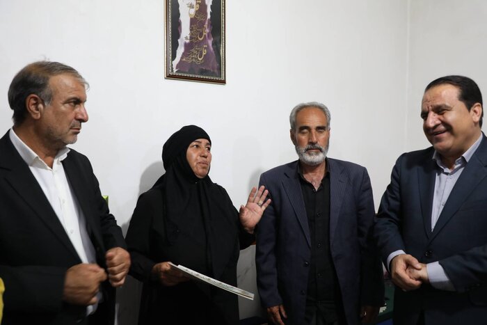 دیدار استاندار ایلام با ۱۰ شهید جنگ ۴۰ روزه چرداول