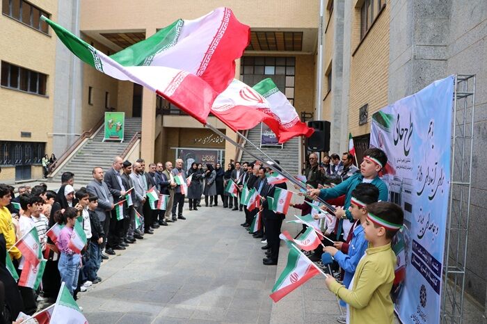 زنجیره انسانی حامی کتابخانه‌ها در همدان تشکیل شد