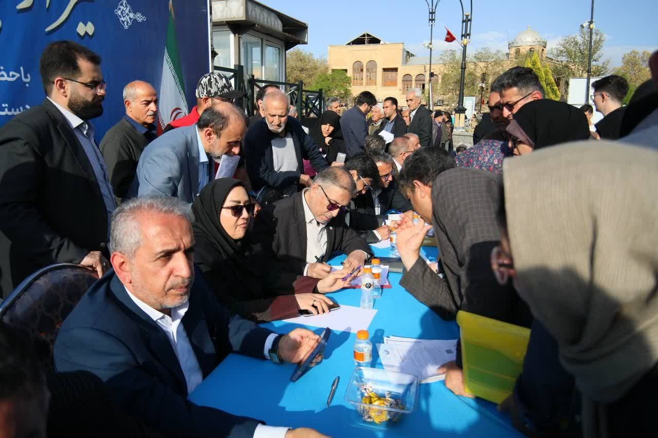 گفت‌وگوی بی‌واسطه مردم و مسوولان عمرانی همدان با برپایی میز خدمت در میدان امام(ره)
