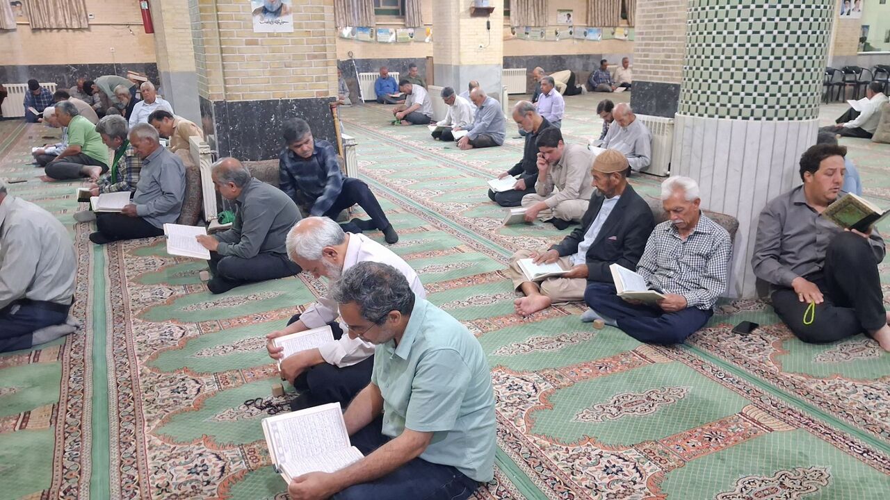 فیلم| طنین سوره فتح در آسمان یزد؛ ۲۰۰ مسجد، سنگر دعا برای نصرت جبهه حق