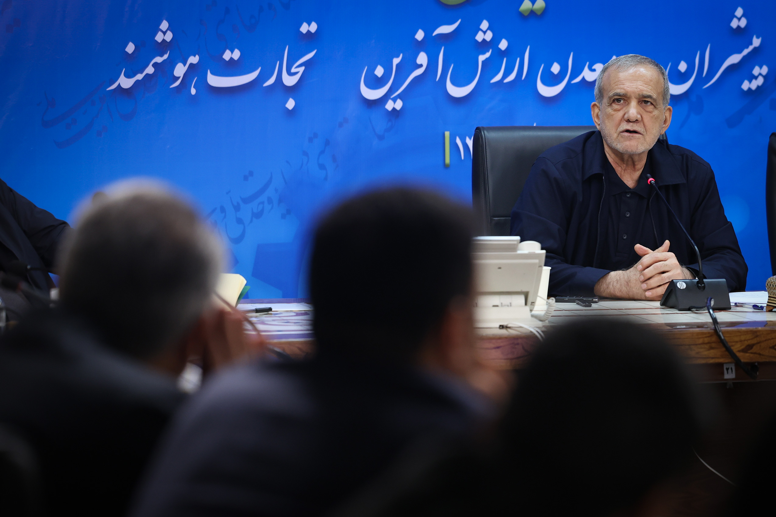 تاکید رئیسجمهور بر همافزایی دولت و اصناف برای حفظ ثبات بازار/ روایت دیدار با رهبر انقلاب