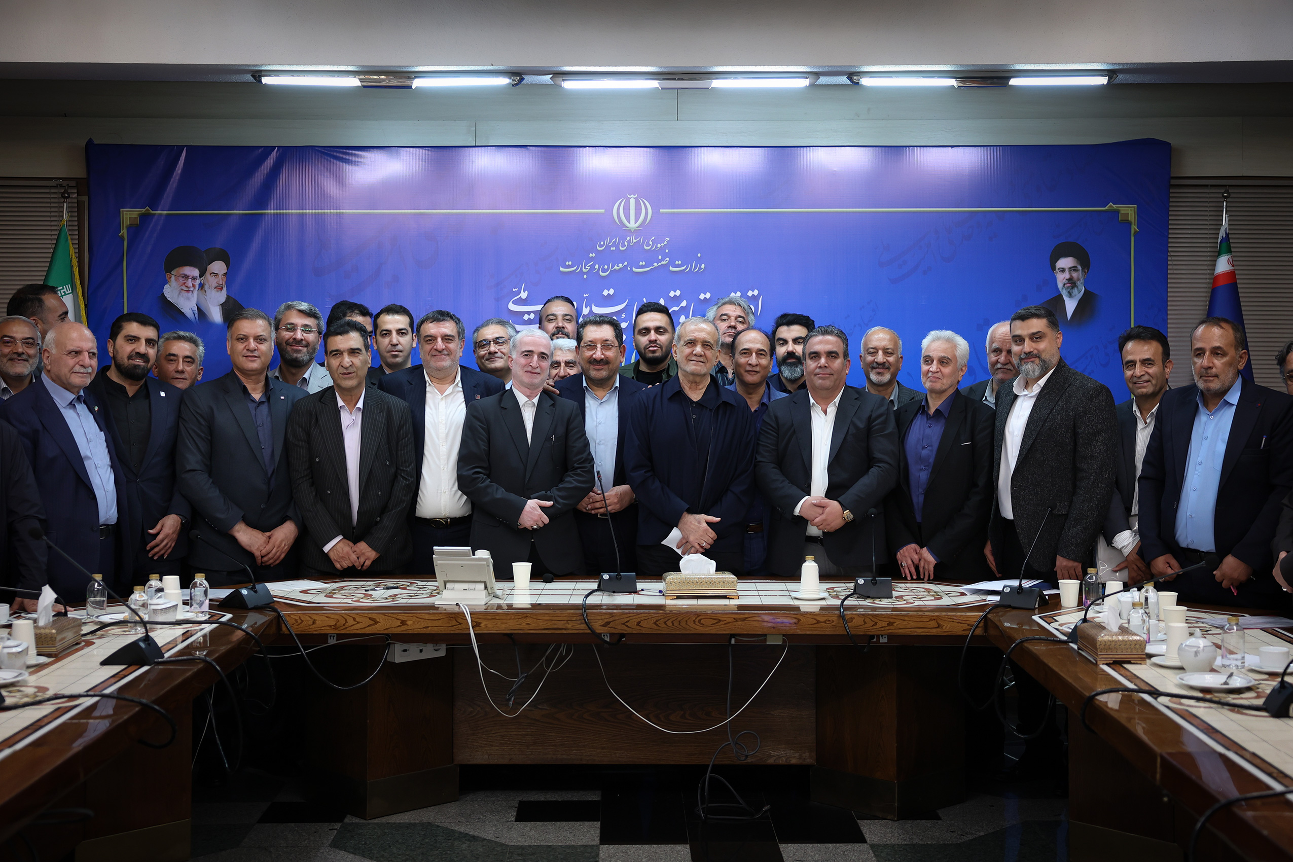 پزشکیان بر همافزایی دولت و اصناف برای حفظ ثبات بازار تاکید کرد/روایت دیدار با رهبر انقلاب