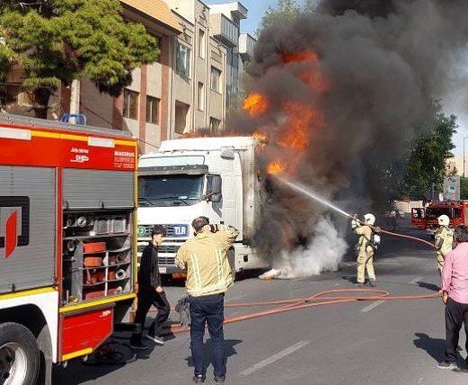 حریق تریلی در شهرری با دخالت لحظهای آتشنشانان مهار شد