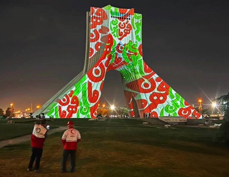 تجلیل برج آزادی از امدادگران هلال احمر
