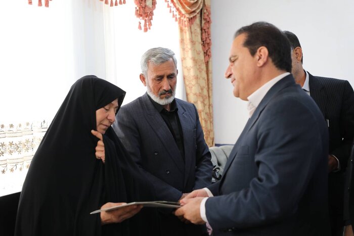 استاندار ایلام: دیدار خانواده شهیدان به مسئولان برای خدمترسانی انرژی دوچندان میدهد