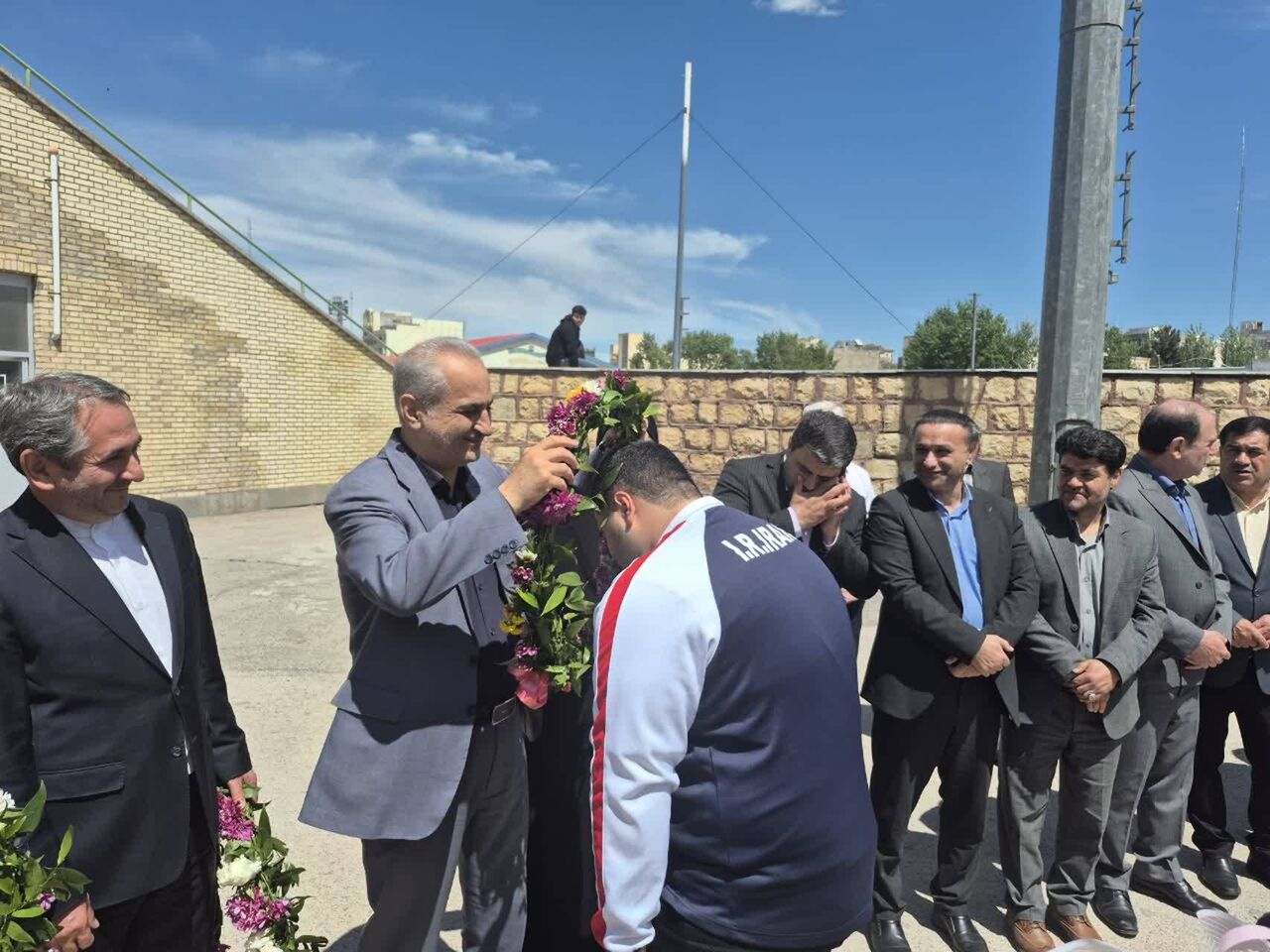 طاها نعمتی، نایب‌ قهرمان وزنه‌برداری جهان در اردبیل استقبال شد