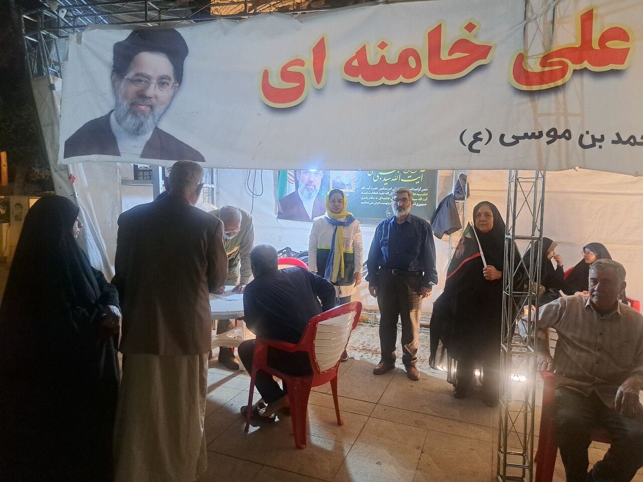 درمانگاه جهادی در قلب تجمع‌های شبانه شیراز؛ دلدادگی پرستاران تا آخر خط
