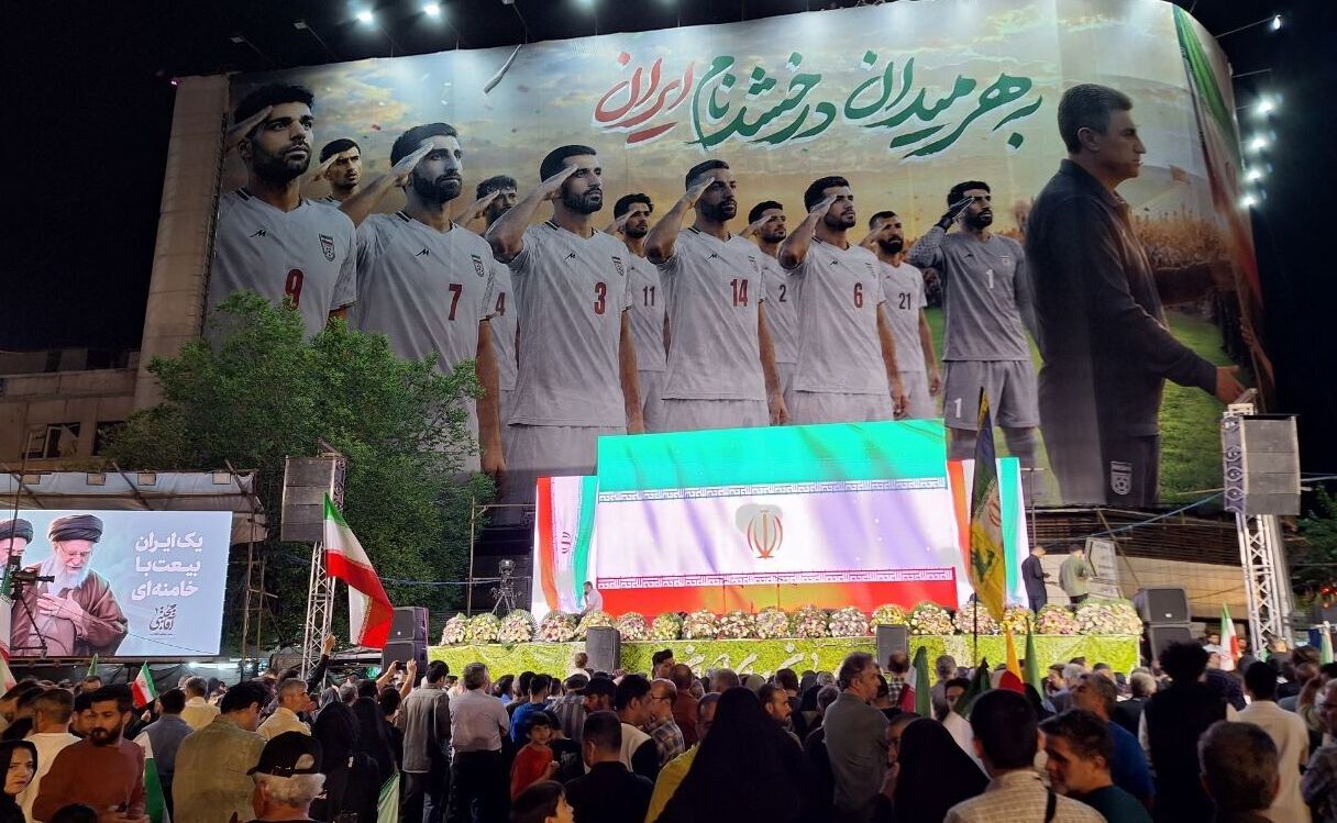 عکس| تصویر ملیپوشان فوتبال ایران روی دیوارنگاره میدان انقلاب