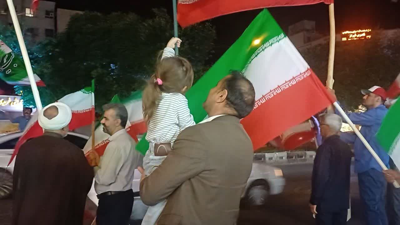 فیلم| هفتاد و پنجمین شب حماسه؛ خیابان‌های شیراز در سایه پرچم‌های سه‌رنگ