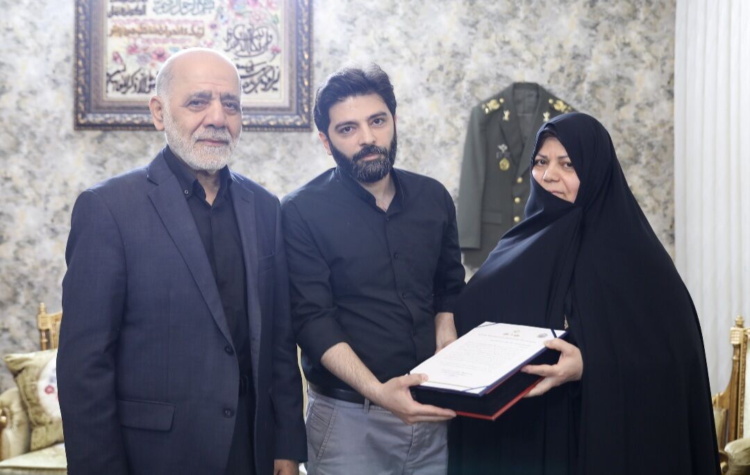 ابلاغ سلام رهبر معظم انقلاب به خانواده سپهبد شهید موسوی ابلاغ سلام رهبر معظم انقلاب به خانواده سپهبد شهید موسوی