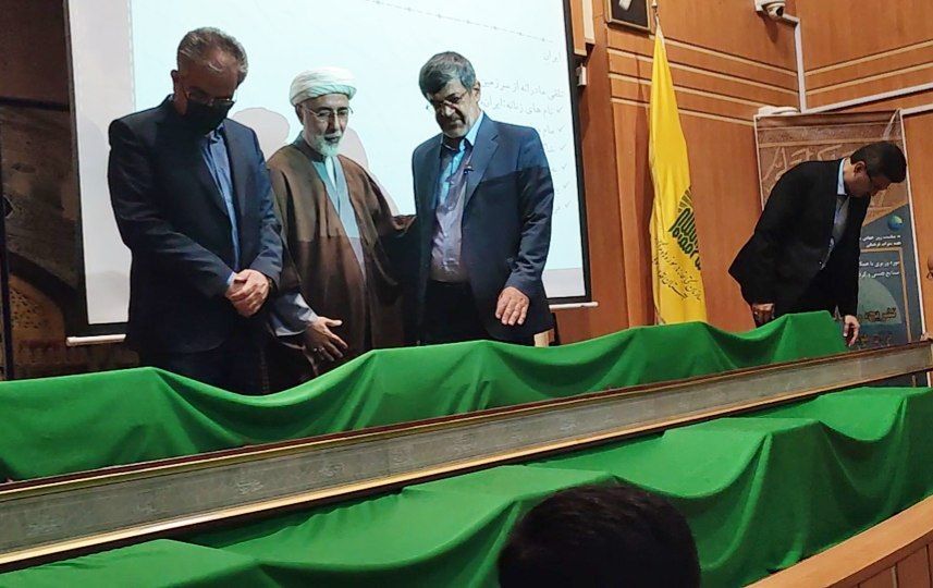 فیلم/ رونمایی قرآن طوماری به خط غبار در یزد