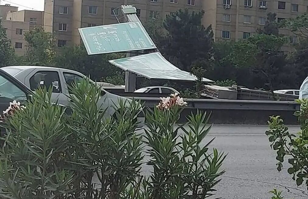 سقوط تابلو شهری در شیراز حادثه آفرید