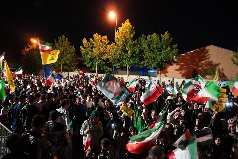 مهابادی‌ها شبانه برای پاسداری از وطن و تجدید بیعت با رهبری به میدان آمدند