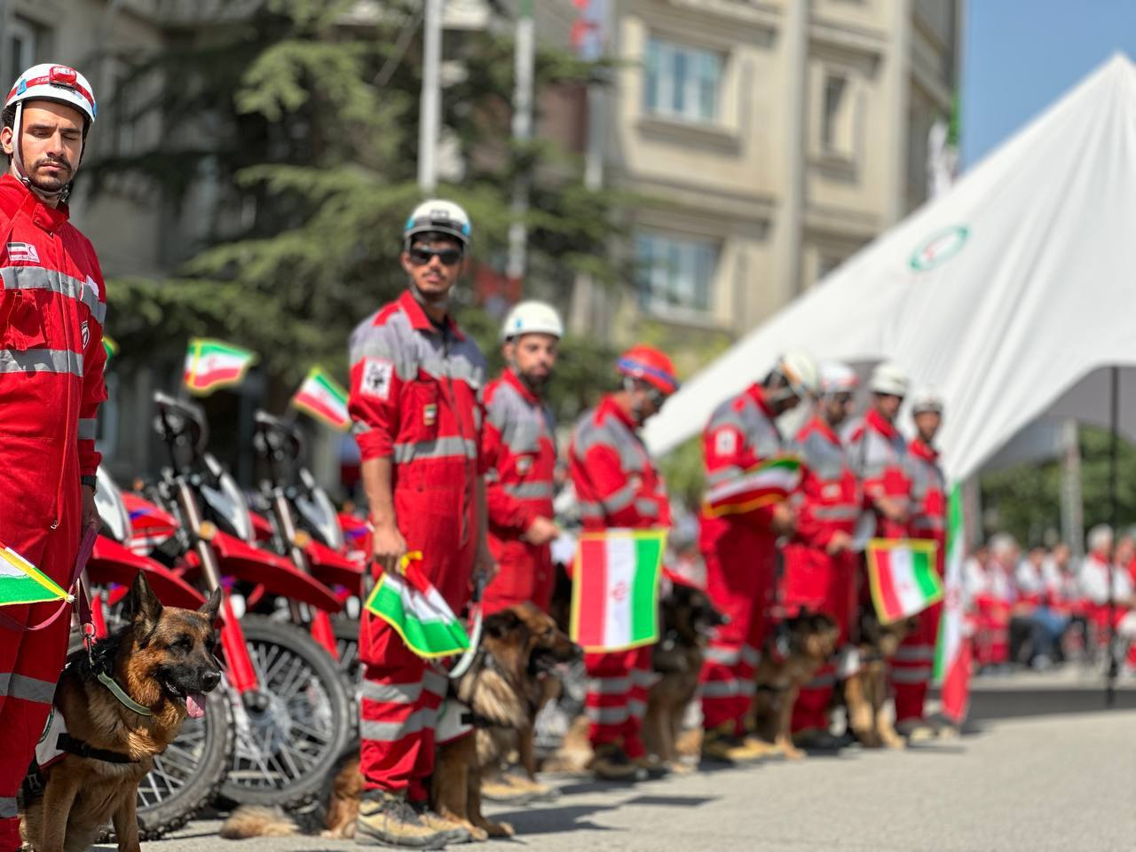 امدادگران در جنگ اخیر بیش از ۷ هزار نفر را زنده از زیر آوار نجات دادند/توسعه ناوگان امدادی