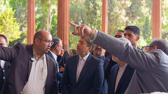 وزیر میراثفرهنگی از آثار تاریخی متاثر از جنگ تحمیلی سوم در اصفهان بازدید کرد