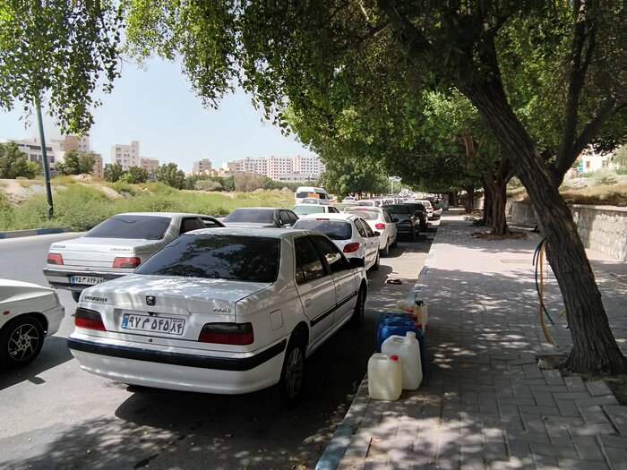 گرمای سوزان و حکایت صف‌های کیلومتری بنزین در بندرعباس