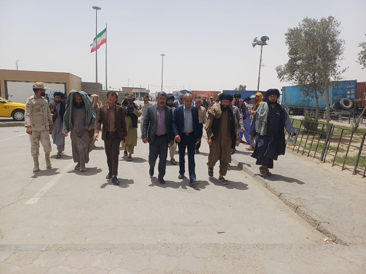 فرماندار هیرمند: آزادی ۷ راننده ایرانی در افغانستان که پول بیش‌از حد مجاز به همراه داشتند